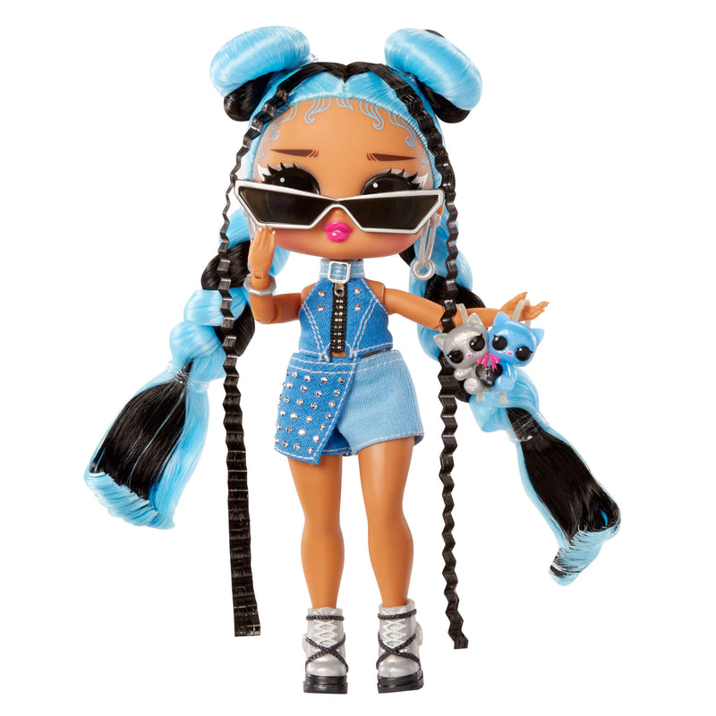 Freshest wearing her sunglasses and carrying her purse